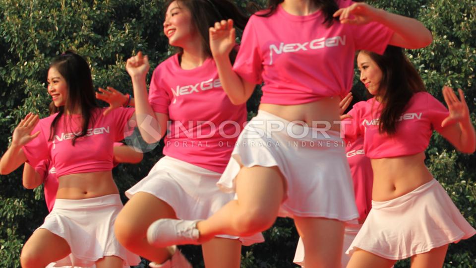 Sebelum acara lari di mulai, Cheerleaders Chinese Airlines didaulat memimpin peserta untuk warming up. 